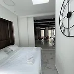 בית נופש Loft With Rooftop Garden Terrace By The אופטיה