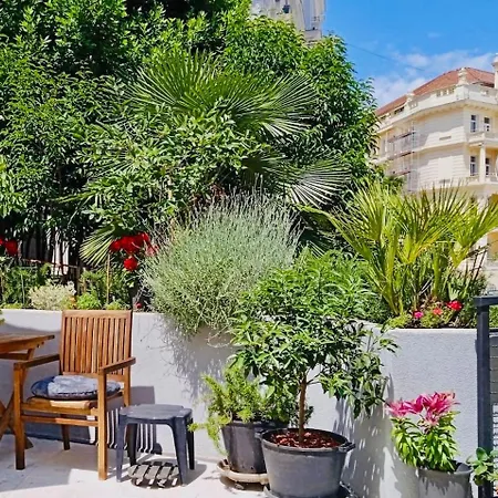 Rooftop Garden Oasis By The Artspace * אופטיה